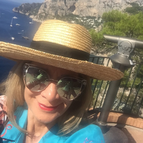 Meet your Posher, Adriana - Picture 1 of 1